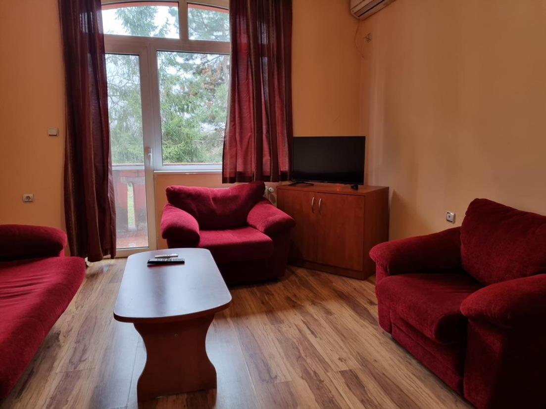 Family Hotel RUJETA Семеен Хотел РУЖЕТА - идеален център Pavlikeni Екстериор снимка